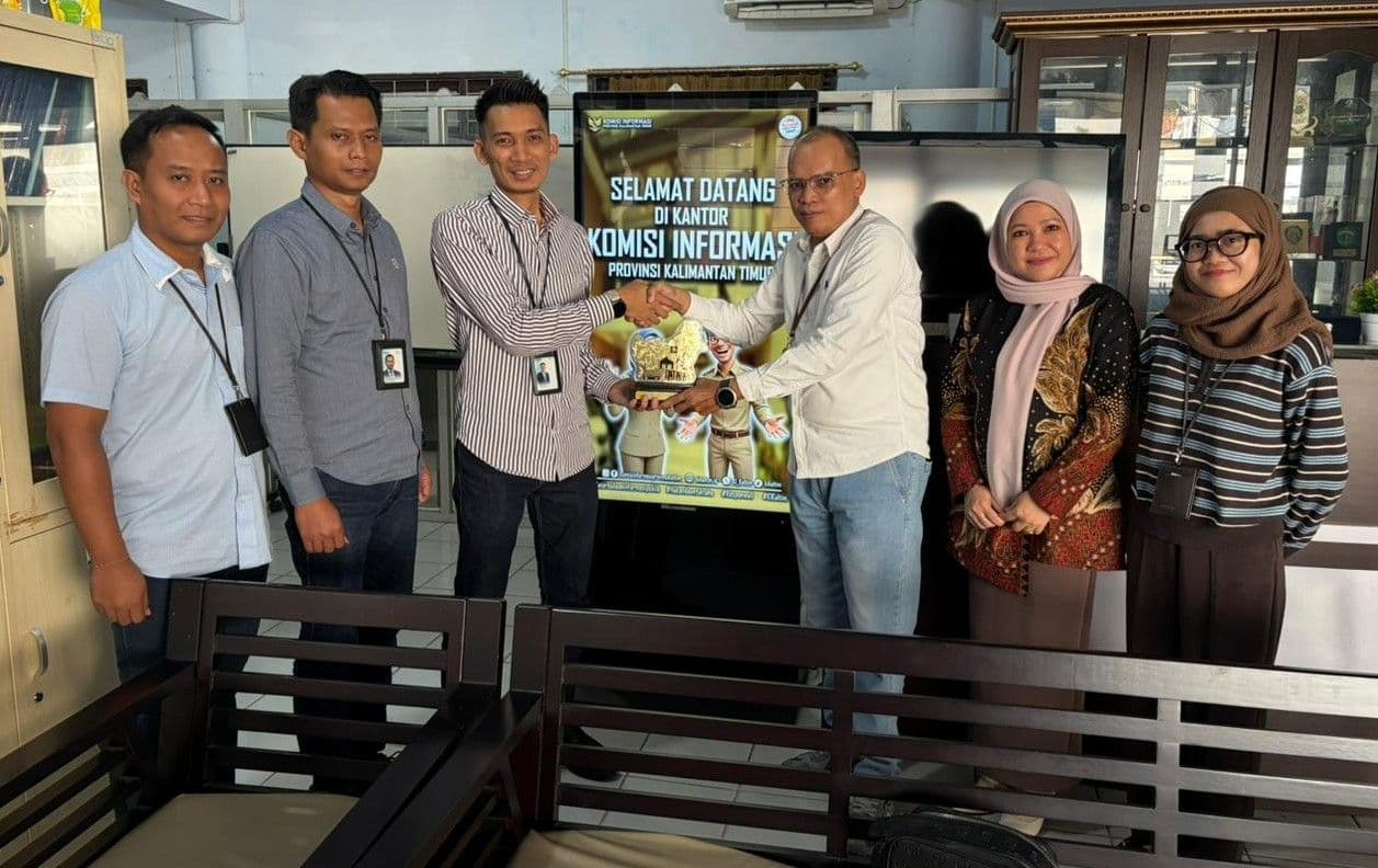 PPID Pelaksana PLN UIP KLT Raditya Kuntoro menyerahkan plakat kepada Ketua Komisi Informasi Kaltim Sencihan sebagai simbol sinergi dan kolaborasi