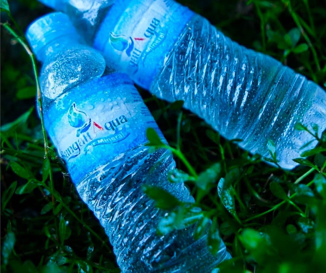 Air kemasan dalam botol produksi PDAM Sangatta, Sangattaqua. 