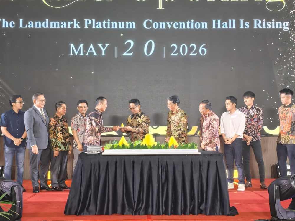 Anggota BOD Hotel Platinum, Rudy, menyerahkan tumpeng kepada Wali Kota Balikpapan, Rahmad Mas'ud.   