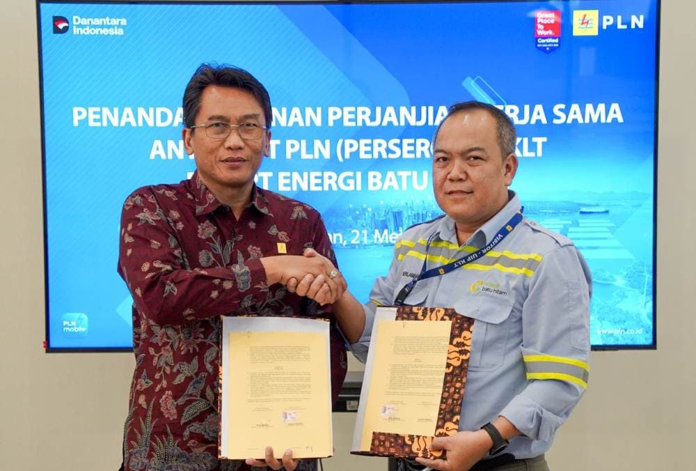 General Manager PLN UIP KLT bersama Kepala Teknik Tambang PT Energi Batu Hitam menunjukkan dokumen kerja sama dukungan pembangunan SUTT 150 kV Melak–Kotabangun.
