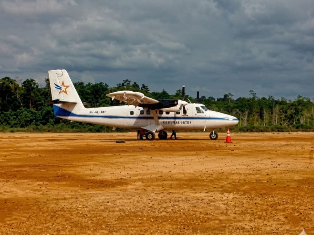 Maskapai Susi Air dengan jenis pesawat Let L-410 Turbolet saat landing di Bandara Uyang Lahai Kutai Timur beberapa tahun silam. 

