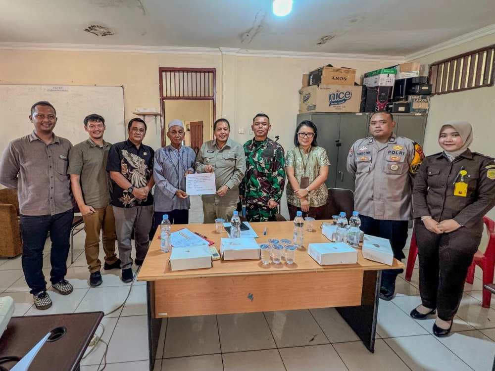 PLN UPP KLT 1, perwakilan Kejaksaan Negeri Kutai Kartanegara, Pemerintah Kecamatan Samboja Barat, aparat kewilayahan, BINDA Kaltim, Kelurahan Karya Merdeka, dan pemilik lahan setelah tercapainya kesepakatan dalam Sosialisasi Penyampaian Nilai Tanah Tapak Tower TM.1 SUTT 150 kV Incomer 2 Phi GI Samboja di Kantor Kelurahan Karya Merdeka, Samboja Barat, Kamis (21/5).