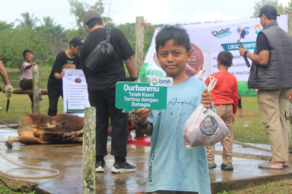 Warga bahagia menerima daging kurban dari BMH. 