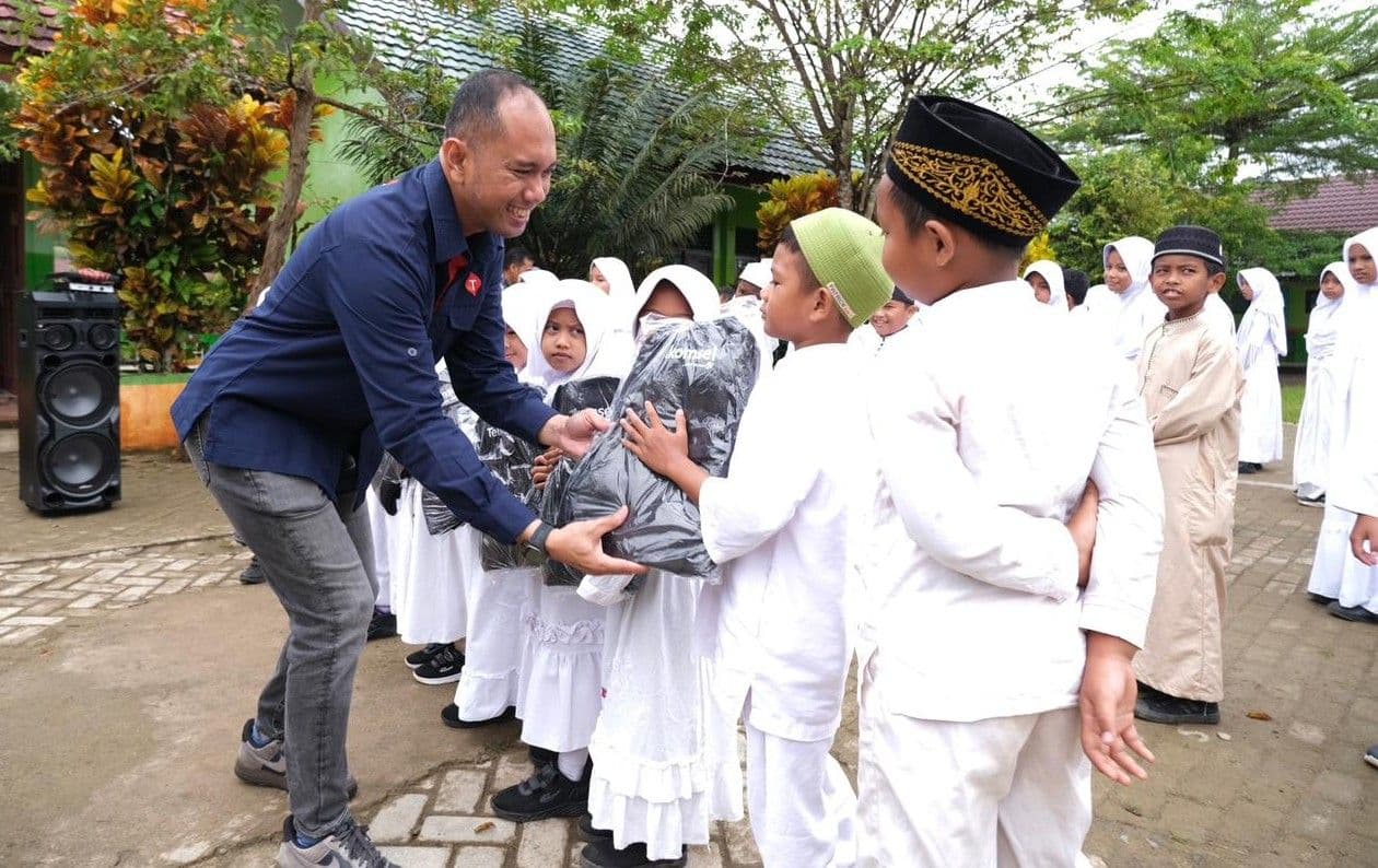 Telkomsel Salurkan Bantuan di Kalimantan, Sekolah Kini Terhubung Internet