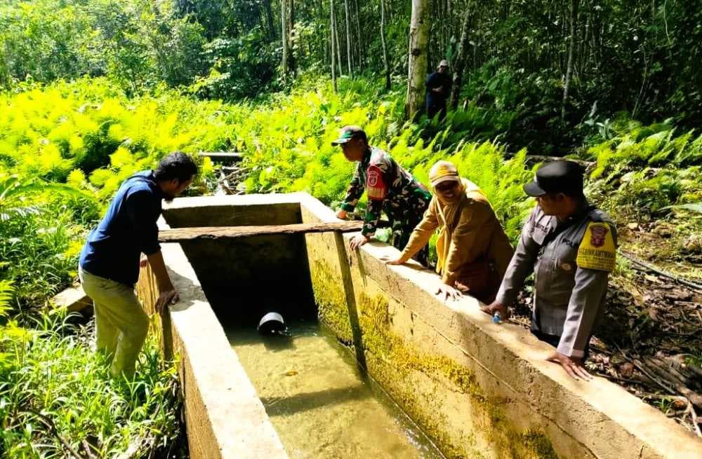 Pelaksana Tugas (Plt) Camat Kaliorang, Pitriani, bersama Kepala Perumdam TTB Cabang Kaliorang-Sangkulirang, Takimbudi Asmuri, memeriksa sumber mata air hutan PT Apiapi.