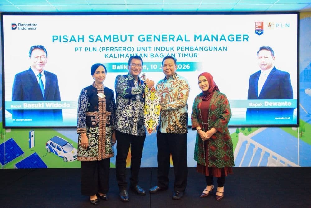 Prosesi simbolis penyerahan kepemimpinan melalui penyerahan Mandau dan Talawang.