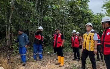 Wali Kota Balikpapan Rahmad Mas’ud saat meninjau titik revitalisasi pipa induk bersama jajaran direksi PTMB pada Kamis, 18 Juni 2026