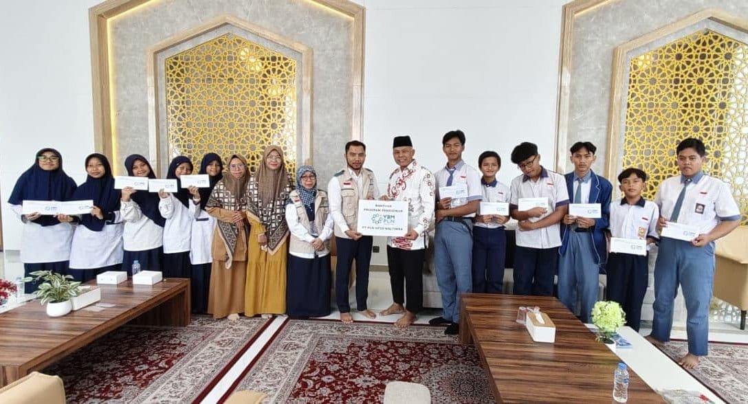 Penyerehan bantuan pendidikan kepada siswa berprestasi.