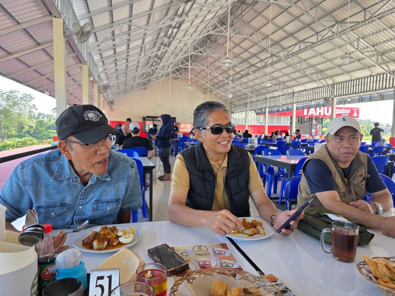 Jatmiko, Agung dan Sumardi lagi sarapan pagi di Warung Tahu Sumedang Renyah di Km 36 jalan poros Balikpapan-Samarinda.