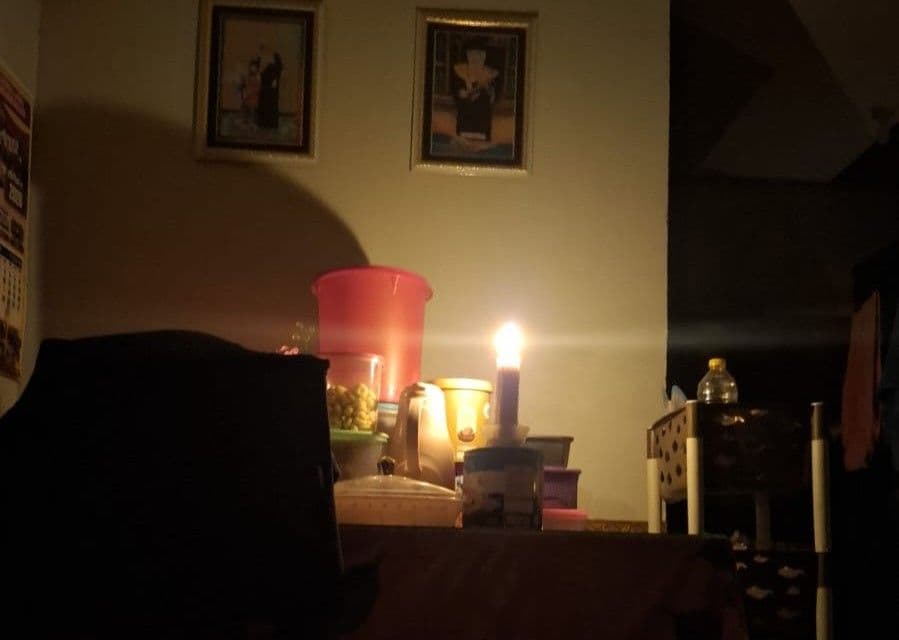 Warga Manggar, Balikpapan Timur menggunakan lilin akibat pemadam listrik, Senin (22/6/2026).