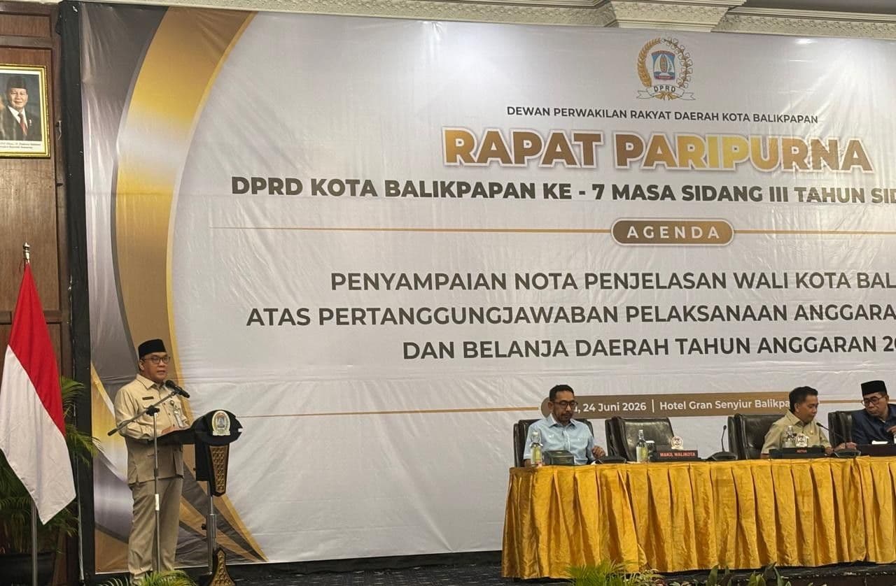  Wakil Wali Kota Balikpapan, Bagus Susetyo, saat membacakan Nota Penjelasan Wali Kota Balikpapan atas Pertanggungjawaban Pelaksanaan APBD Tahun Anggaran 2025 dalam rapat paripurna DPRD Kota Balikpapan di Ballroom Grandsenyiur Balikpapan pada Rabu, 24 Juni 2026