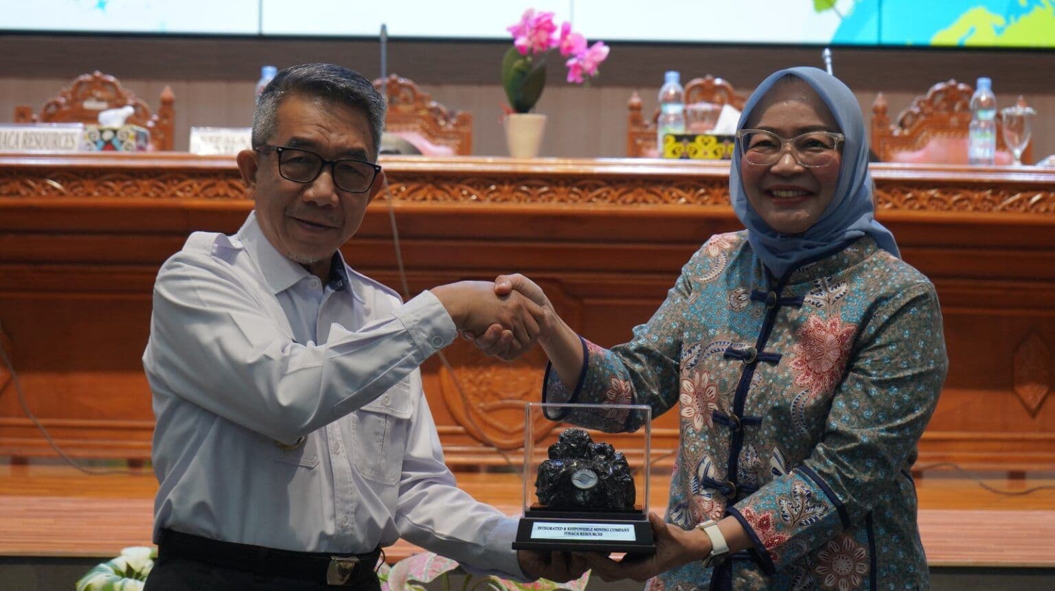 Bupati Kutai Timur Ardiansyah Sulaiman dan Head of Corporate Sustainability & ESG PT Ithaca Resources, Dian Oktavia. 