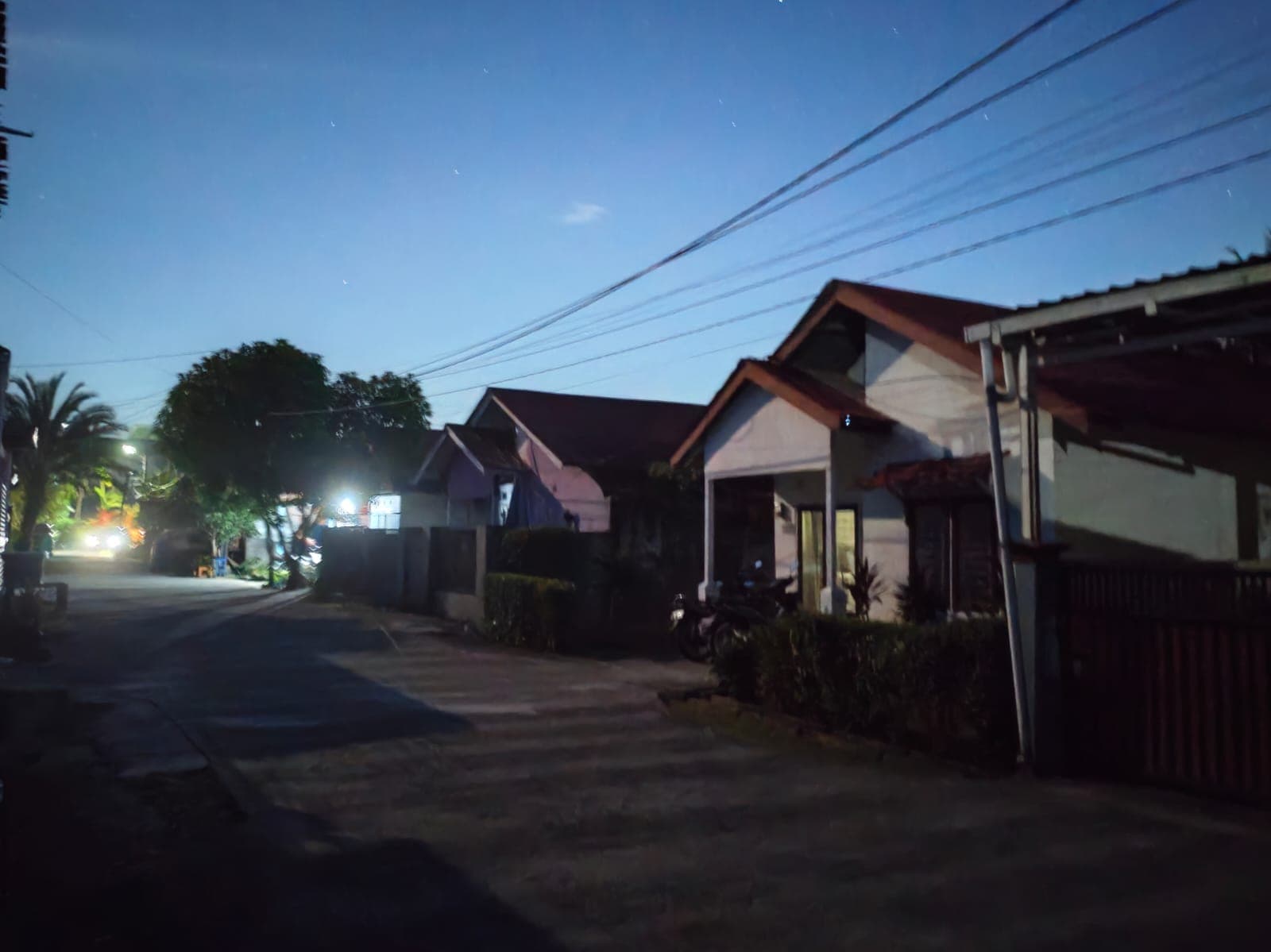 Suasana perkampungan di Kelurahan Graha Indah Balikpapan Utara saat pemadaman listrik, Minggu, 28 Juni 2026.