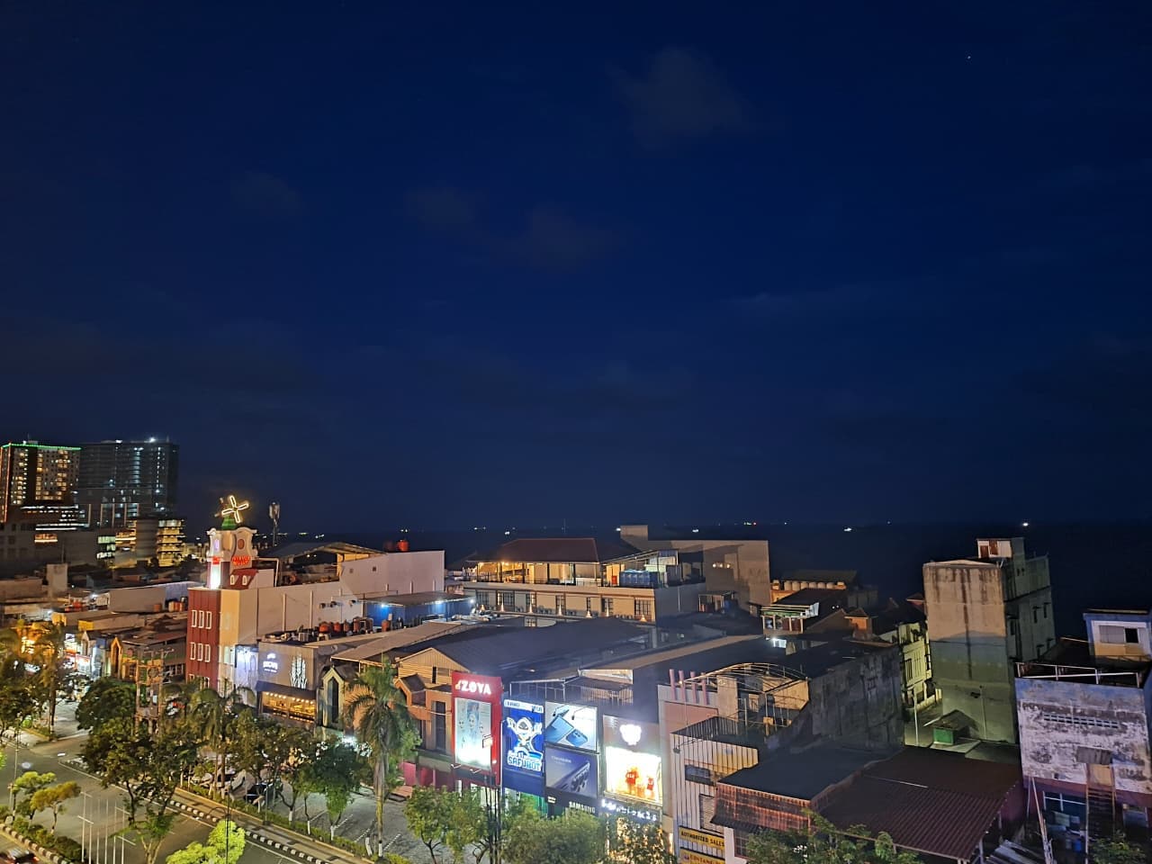 Deretan rumah toko di pesisir Kota Balikpapan.