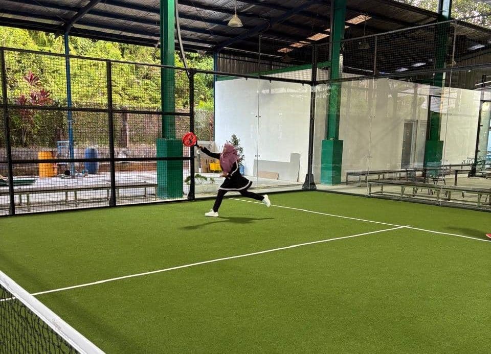Daya tarik padel terletak pada permainan yang mudah dipelajari, bersifat sosial, dan cocok dimainkan bersama teman maupun keluarga