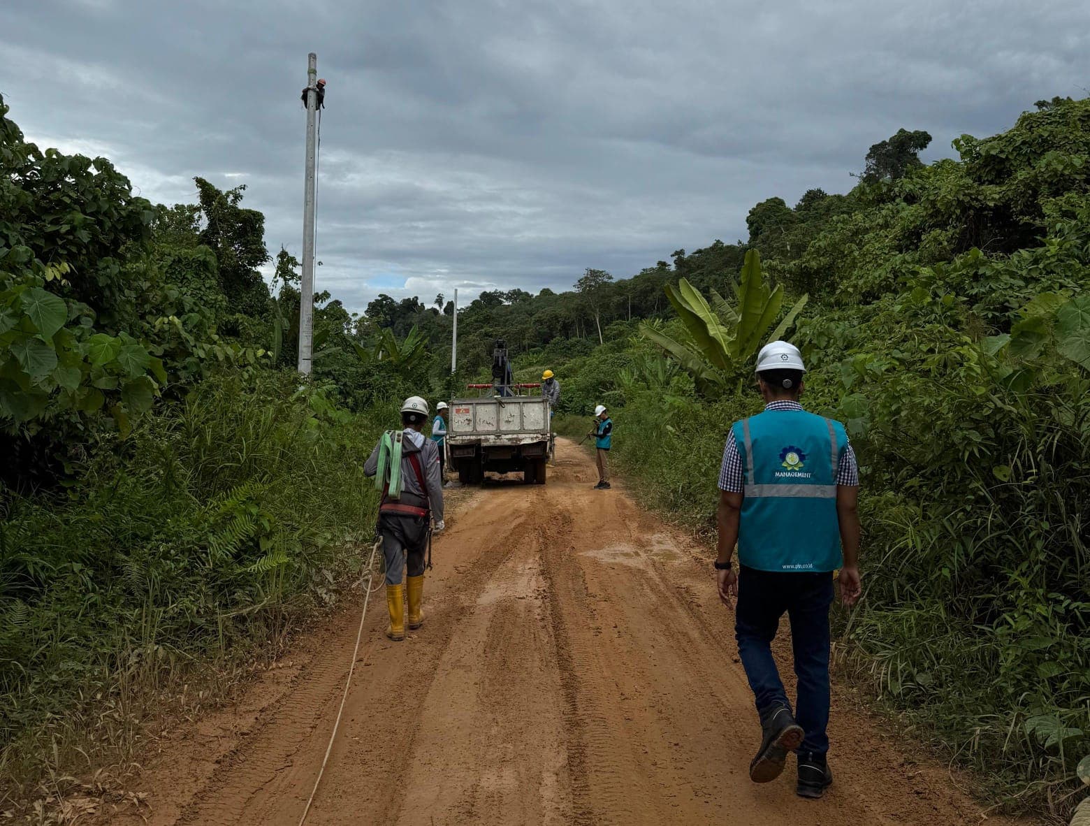 10 Jam Lewati Jalan Berlumpur, PLN Terangi Desa Pedalaman Malinau 