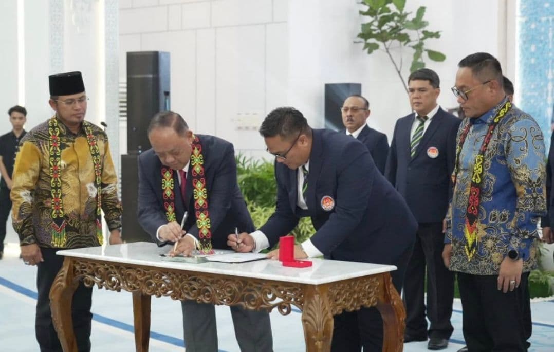 Gubernur Kalimantan Timur Rudy Mas'ud menyaksikan pelantikan Ketua KONI Kaltim. 