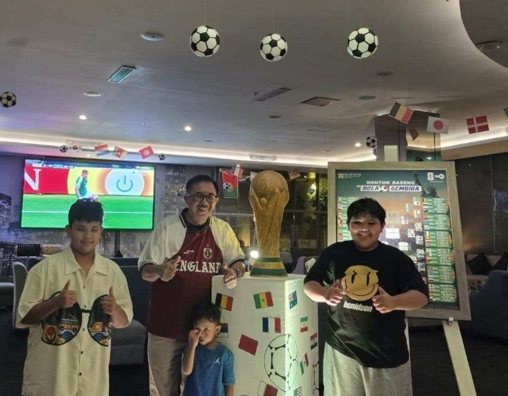 Penulis nobar di Hotel Platinum bersama cucu. 