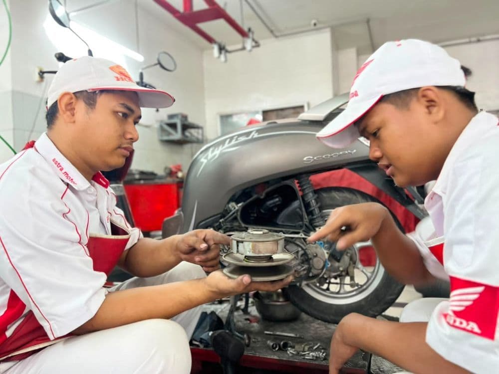 Mekanik profesional dari AHASS, Deny, membagikan rahasia perawatan CVT yang tepat saat membimbing siswa magang dari SMK Negeri 6 Balikpapan.