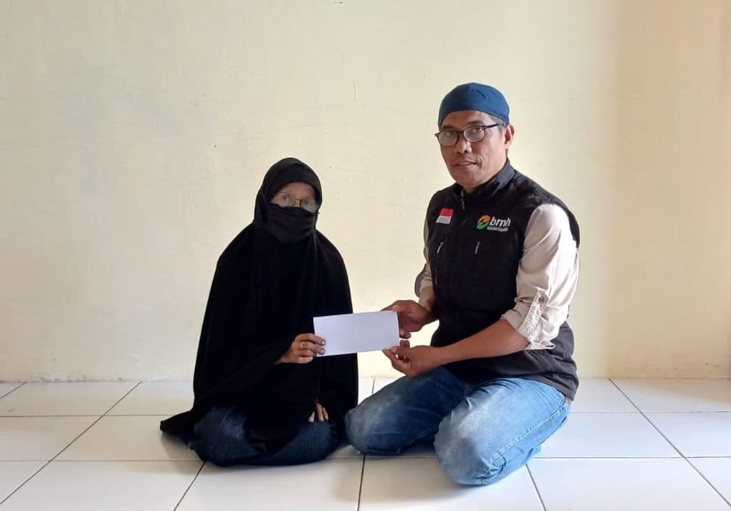 BMH serahkan bantuan berobat kepada warga dhuafa di Kabupaten Paser. 