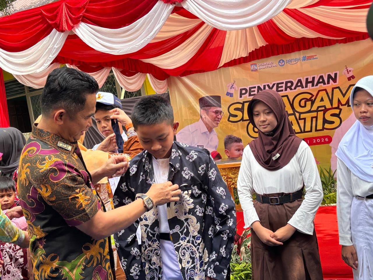 Wali Kota Balikpapan Rahmad Mas'ud pakaikan seragam gratis oleh siswa siswi di Balikpapan secara simbolis di SDN 009 Balikpapan Utara Pada Kamis 16 Juli 2026.