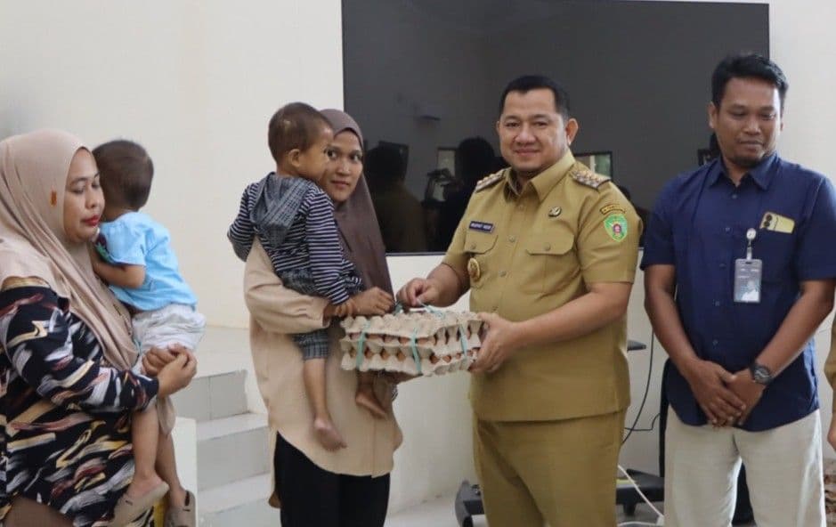 Bupati PPU, Mudyat Noor menyerahkan bantuan cadangan pangan pemerintah daerah untuk mengentaskan stunting.
