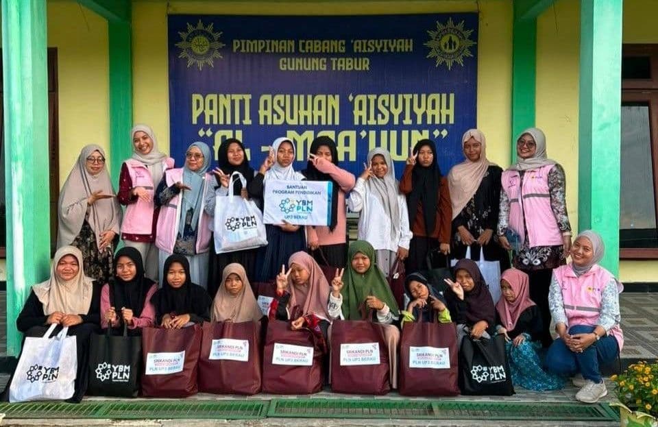 Srikandi PLN Tebar Kebaikan, Bantu Warga dan Anak Panti di Kaltimra