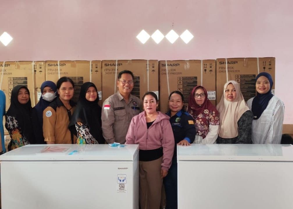 Dinas Perikanan Kutai Barat menyerahkan 12 unit chest freezer kepada enam Poklahsar.