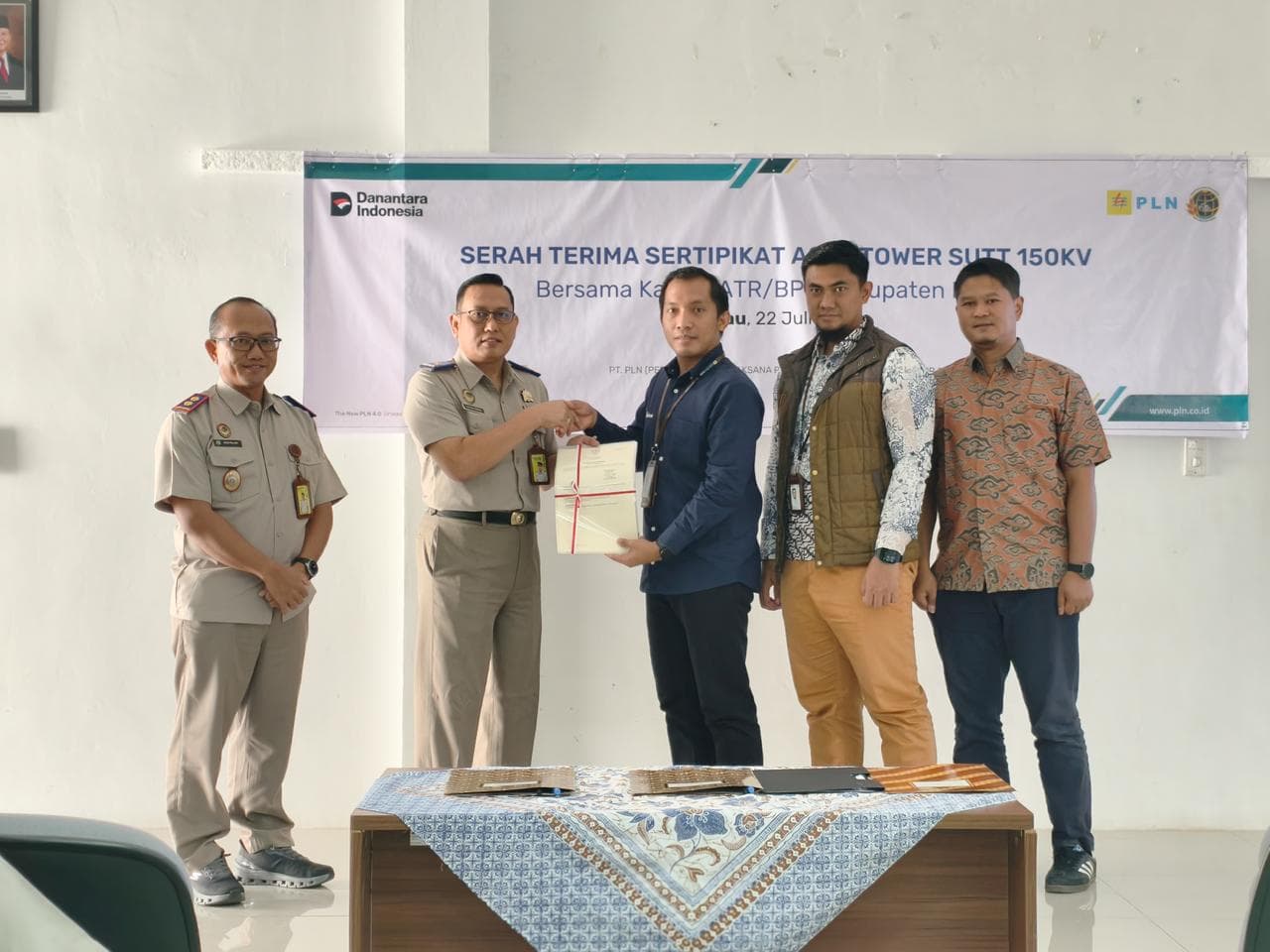 Sertifikasi Aset Dipercepat, PLN Terima 15 Sertifikat Tanah di Berau 