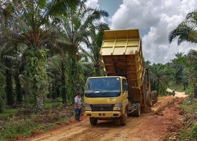 Perbaikan jalan di kawasan pedesaan di Kabupaten Kutai Timur. 