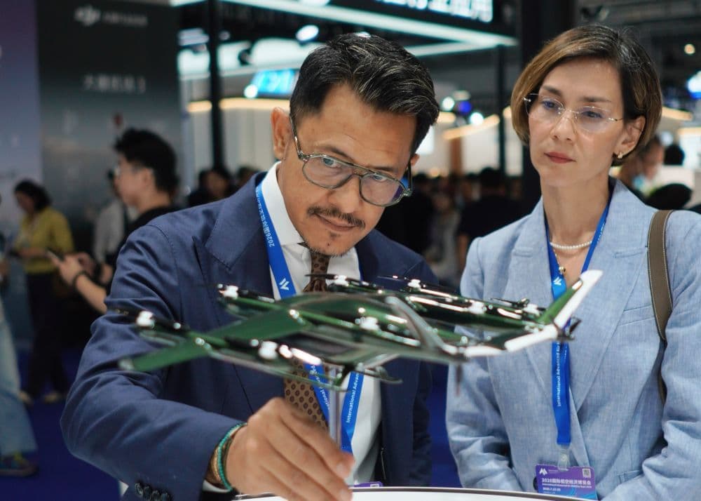 Founder Whitesky Group, Denon Prawiraatmadja, dan Direktur Utama White Sky, Marisa Lungo mengamati eVTOL produksi Volant Aviation.