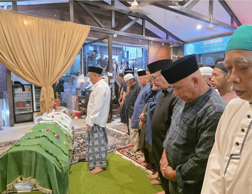 KH Muhlasin yang menjadi imam salat jenazah Hj Yuly Setyowati.