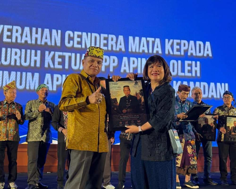 Ketua DPN APINDO,Shinta Widjaja Kamdani dan Ketua DPP APINDO Kaltim, Abriantinus pada Rakerkonas APINDO 2026. 