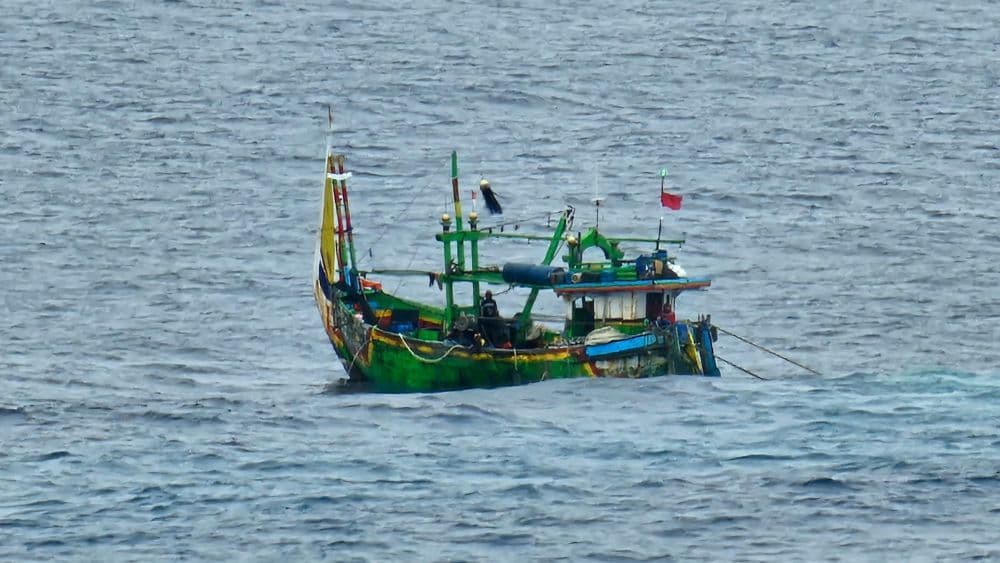 Pemkab Kutai Timur membagikan dokumen e-Pas Kecil untuk nelayan.