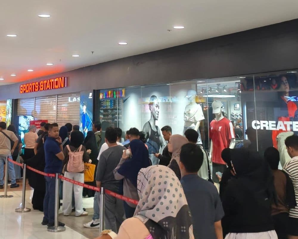 Calon konsumen mengantre di gerai Sport Station Pentacity Mal Balikpapan pada akhir pekan lalu. BPS mencatat ekonomi Kaltim tumbuh. 