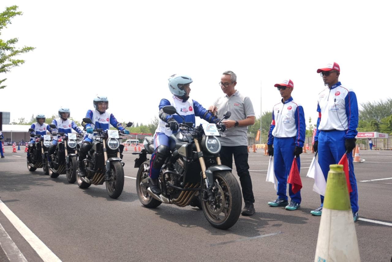 Instruktur safety riding Astra Motor Kaltim 2, Ibnu Fachrizal, berhasil meraih juara pertama kategori Instructor Big Bike Class dalam The 17th Astra Honda Safety Riding Instructors Competition (AHSRIC) 2026.