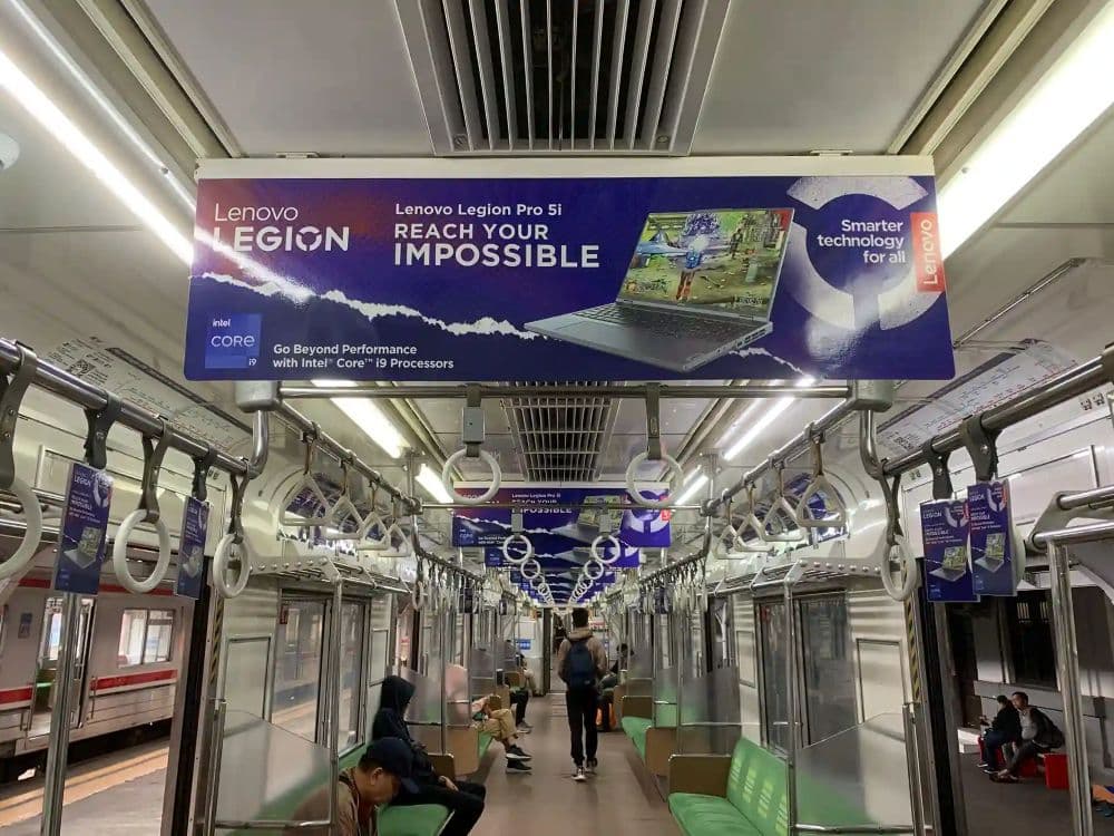Iklan dalam kereta. Salah satu bisnis PT Solusi Sinergi Digital Tbk (WIFI) yang terafiliasi dengan Hashim Djojohadikusumo. 