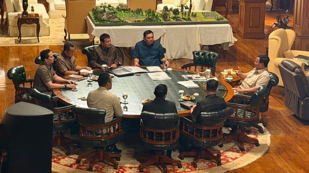 Presiden Prabowo Subianto menerima sejumlah Menteri Kabinet Merah Putih dan Direktur Utama PT Pertamina (Persero) Simon A. Mantiri di kediaman Hambalang, Kabupaten Bogor, Jawa Barat, pada Minggu sore, 9 Agustus 2026.