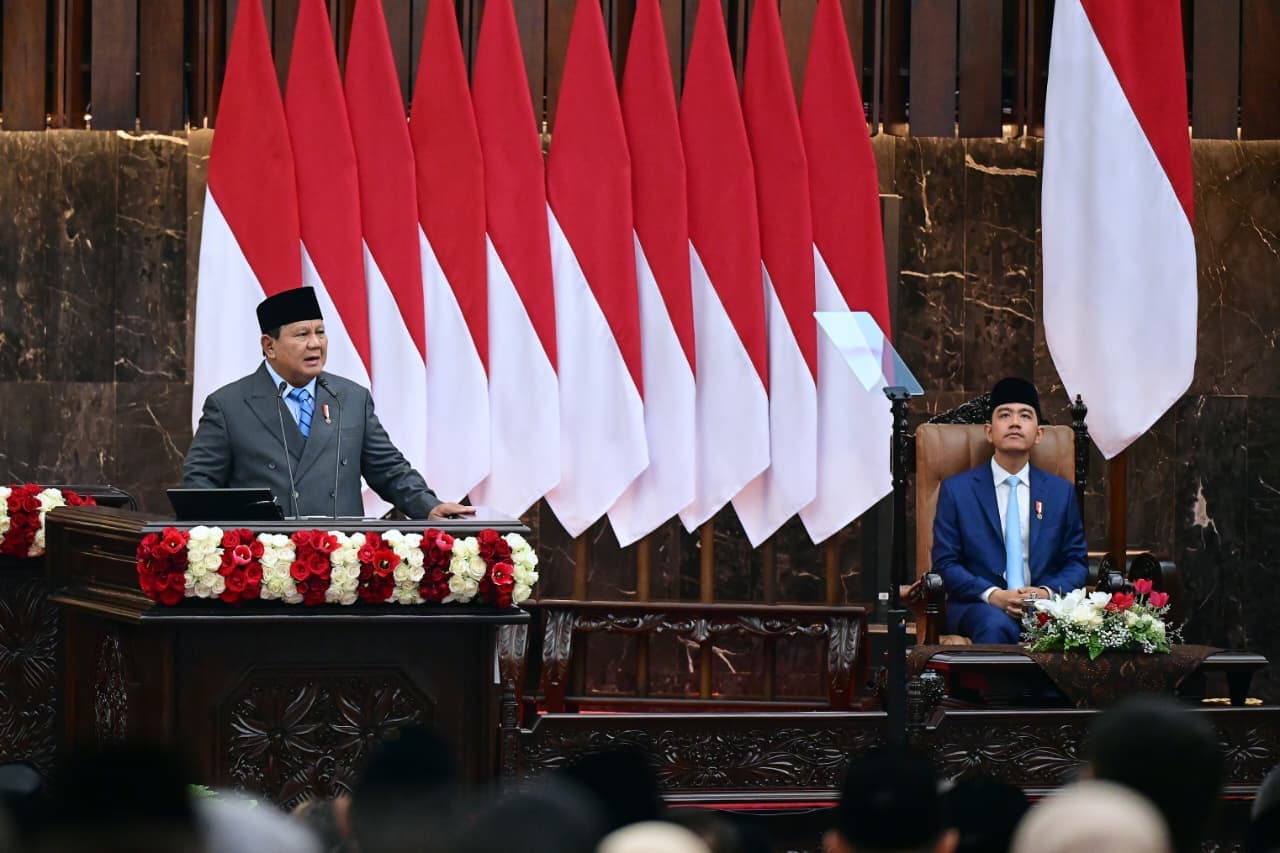 Presiden Prabowo mengungkap 290 BUMN telah ditutup. Pemerintah menargetkan jumlah BUMN tersisa maksimal 300 hingga akhir 2026 dan menghemat Rp70 triliun.