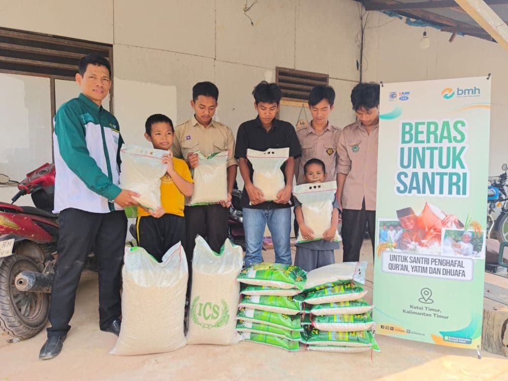 PHK sektor tambang di Kutai Timur dikhawatirkan berdampak pada donasi santri. BMH Kaltim salurkan 255 kg beras untuk 130 santri dan guru di Sangatta.