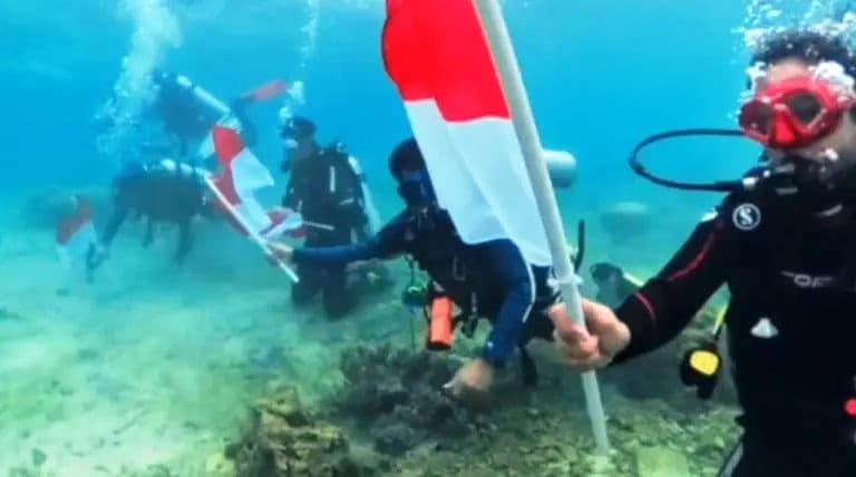 Merah Putih Berkibar di Bawah Laut Pulau Miang