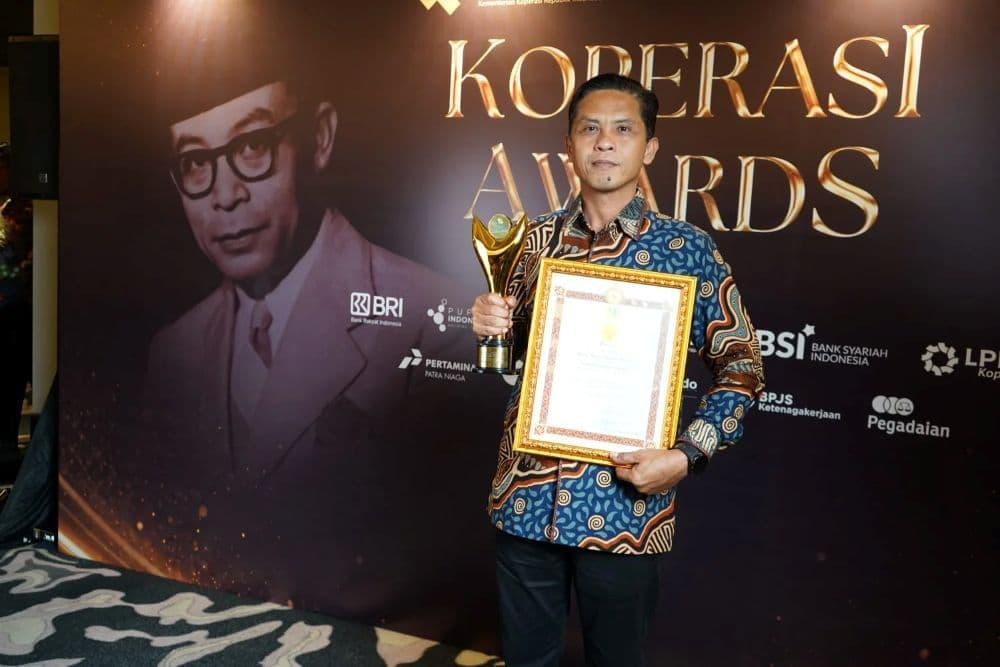 Kepala Diskop UKM Kutim, Marhadyn dengan penghargaan Koperasi Award 2026.