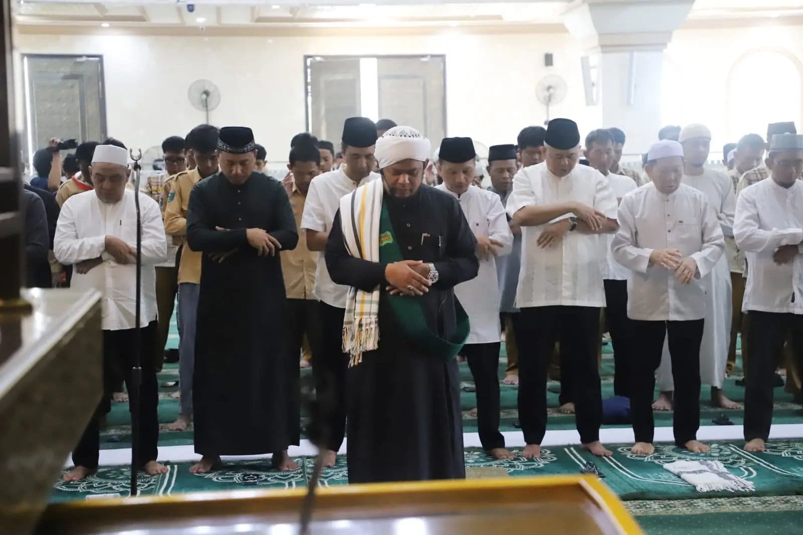 Pejabat Pemprov Kaltim bersama ASN dan masyarakat menggelar Salat Istisqa di Samarinda, memohon hujan di tengah kemarau dan ancaman kekeringan.