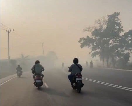 Asap tebal menyelimuti kota Landasan Ulin, Kalimantan Selatan,Minggu (22/8/2026). Dampak karhutla di Kalteng meluas