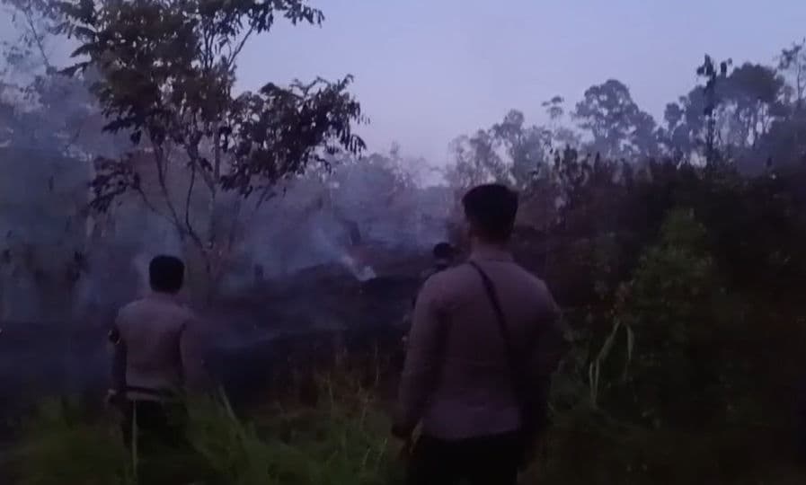 Kebakaran lahan dan hutan di kilometer 24 Kota Balikpapan pada Minggu sore (23/8/2026)