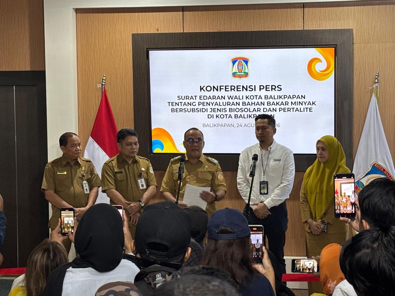 Wakil Walikota Balikpapan Bagus Susetyo memberikan keterangan terkait antrean BBM bersubsidi dalam Konferensi Pers di Balaikota Balikpapan pada Senin 24 Agustus 2026