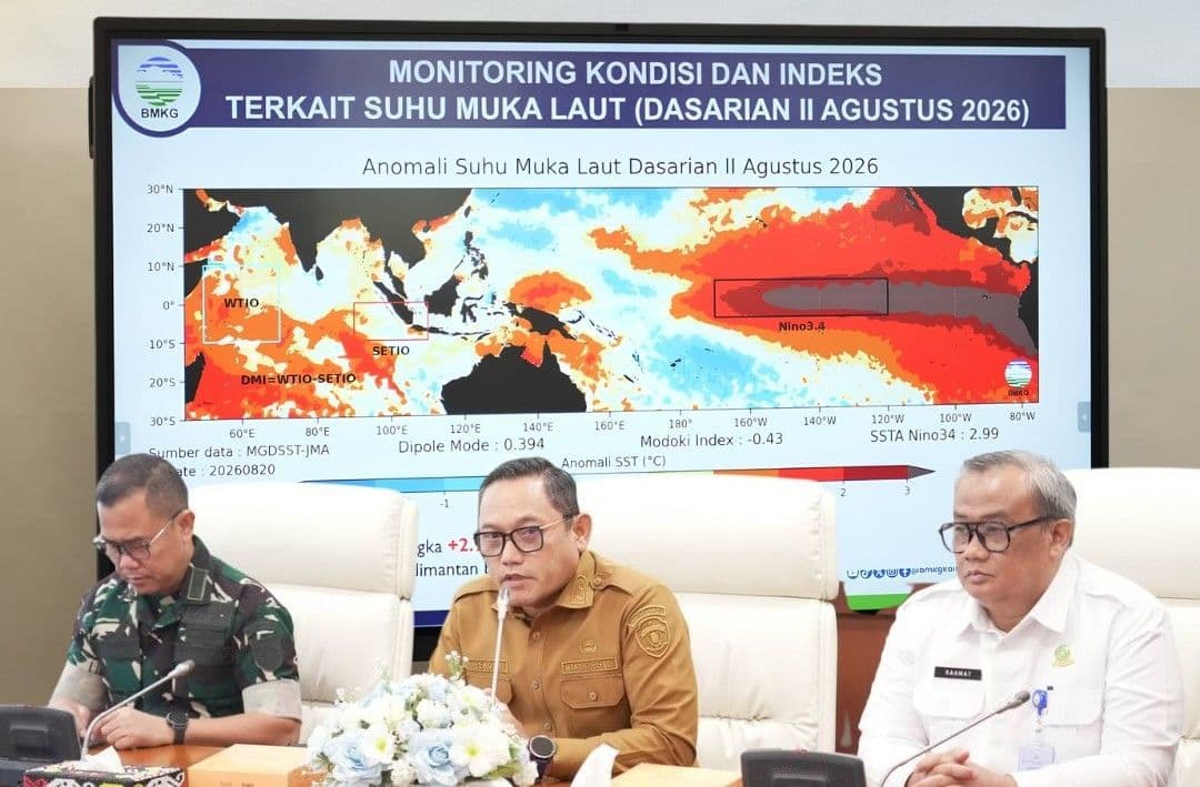 Wakil Gubernur Kaltim Seno Aji menyampaikan perkembangan penanganan kebakaran hutan dan lahan, Senin (23/8/2026).