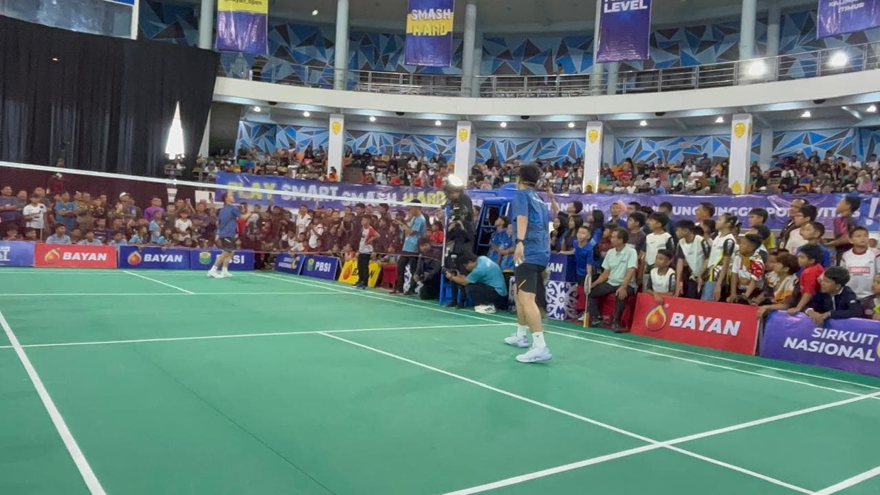 Hendra Wijaya dan Jonathan Christie saat coaching yang diikuti atlet usia dini hingga remaja dalam pembukaan Bayan Open 2026 di Dome Balikpapan pada Selasa 25 Agustus 2026