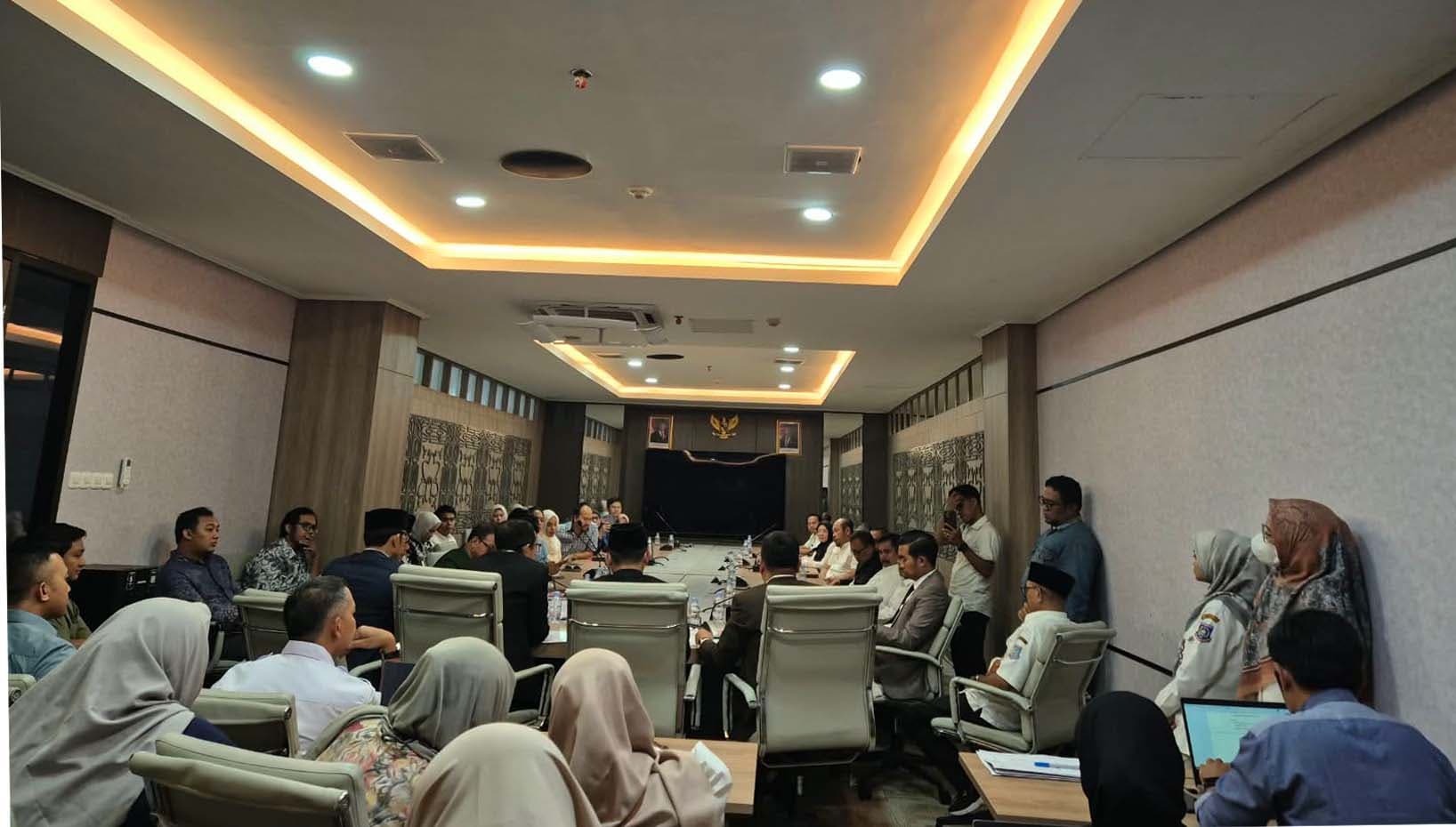 Perwakilan Orang Tua Murid bersama pengurus sekolah SIP melakukan audiensi dengan DPRD Kota Tangerang Selatan.