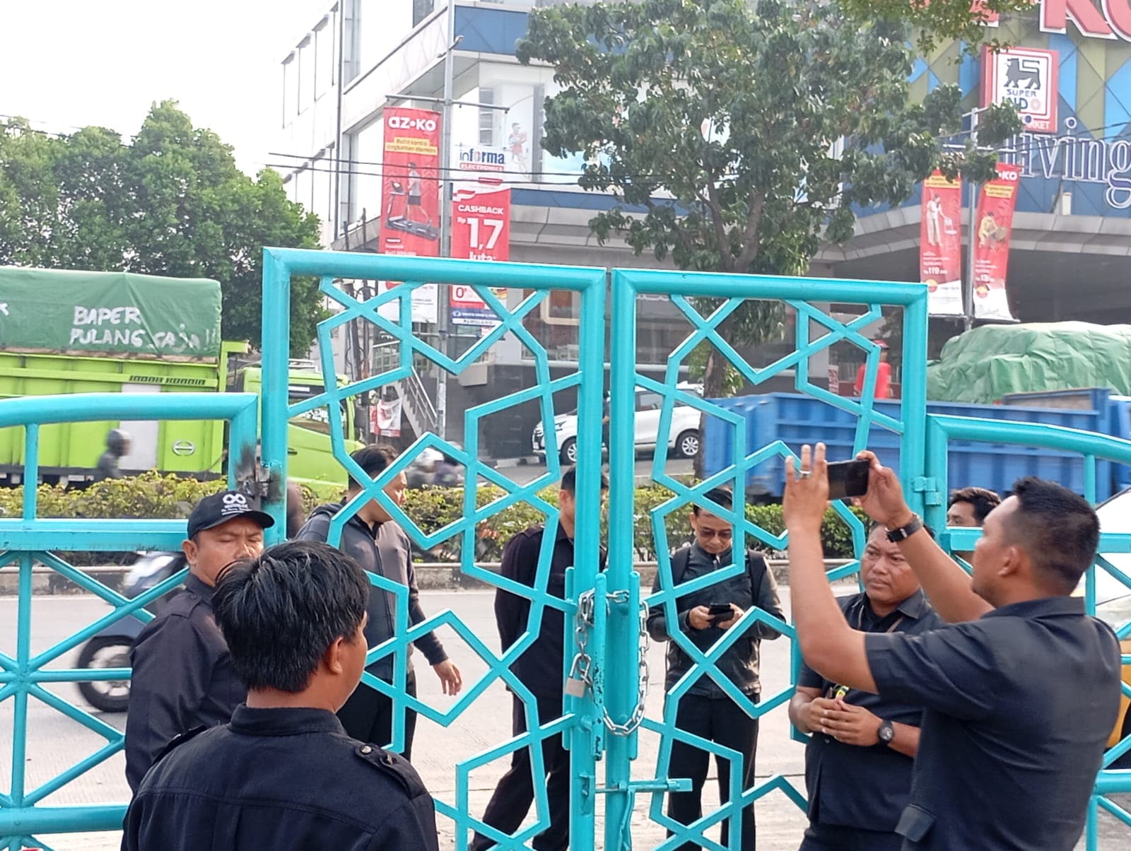 Sekolah Islam Pembangunan yang sempat ditutup saat adanya konflik di gerbang depan.